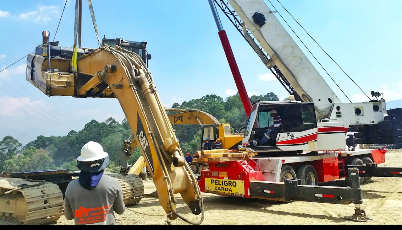 Maquinaria pesada de Equipos Atlas en terreno