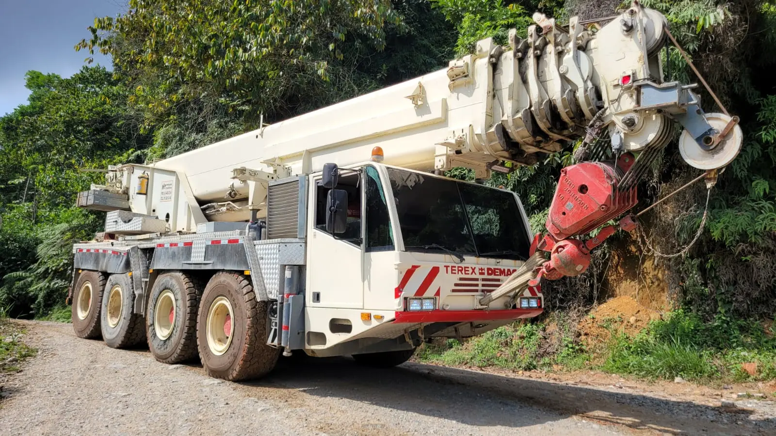 Maquinaria pesada de Equipos Atlas en terreno