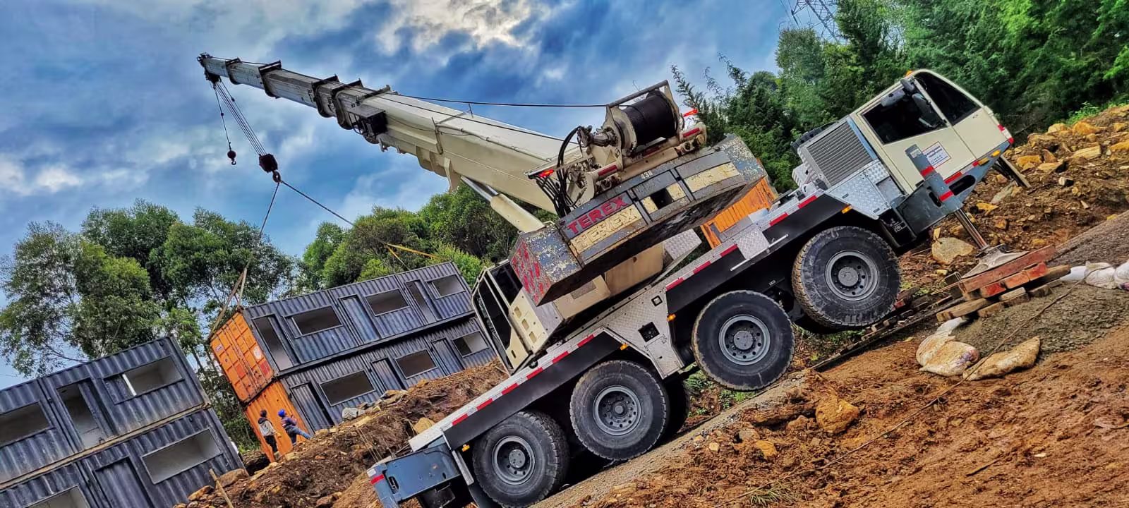 GRÚA PH 100 TONELADAS CON 50 MTS BOOM DE BRAZO